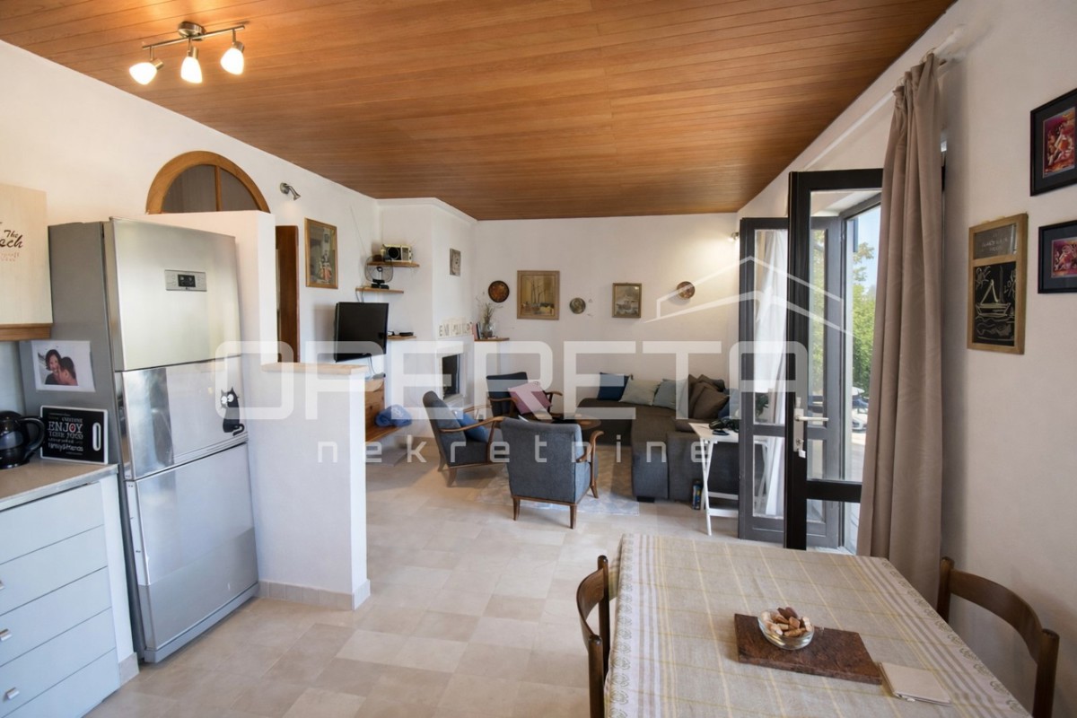 Supetar, casa 200 m2, 150 m dalla spiaggia, terreno 610 m2