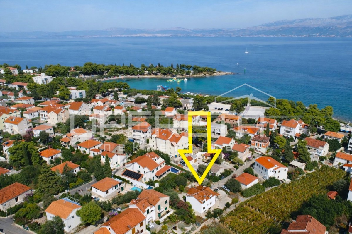 Supetar, casa 200 m2, 150 m dalla spiaggia, terreno 610 m2