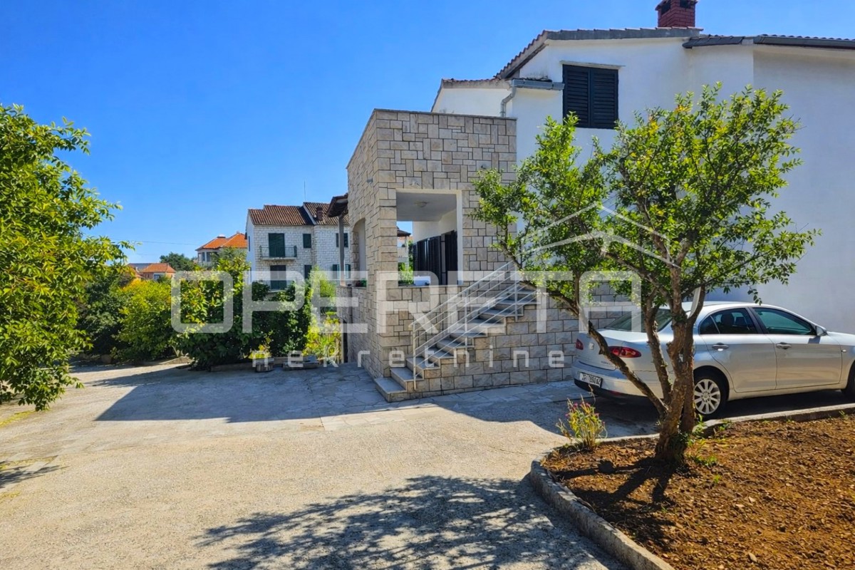 Supetar, casa 200 m2, 150 m dalla spiaggia, terreno 610 m2