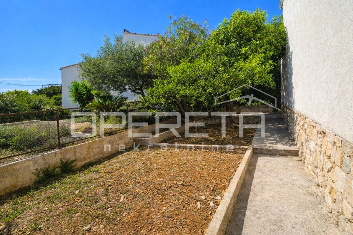 Supetar, casa 200 m2, 150 m dalla spiaggia, terreno 610 m2