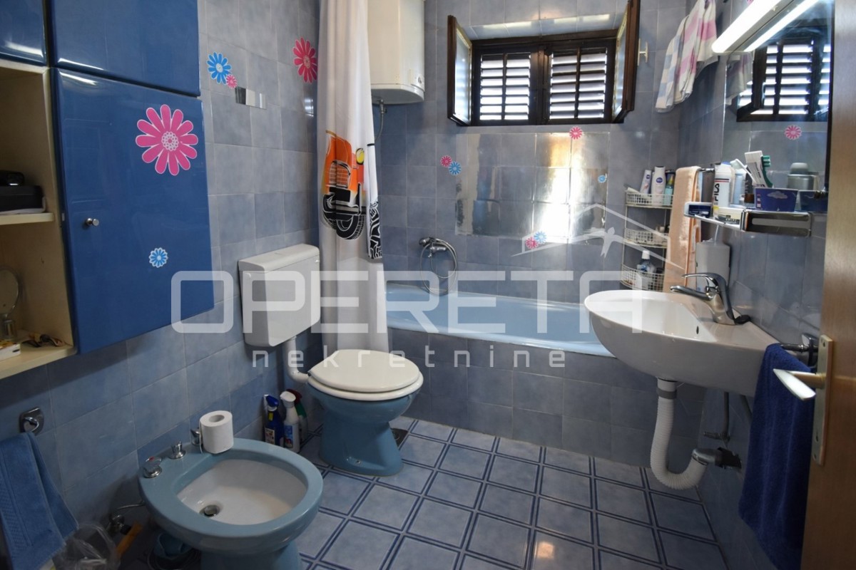 Supetar, casa 200 m2, 150 m dalla spiaggia, terreno 610 m2