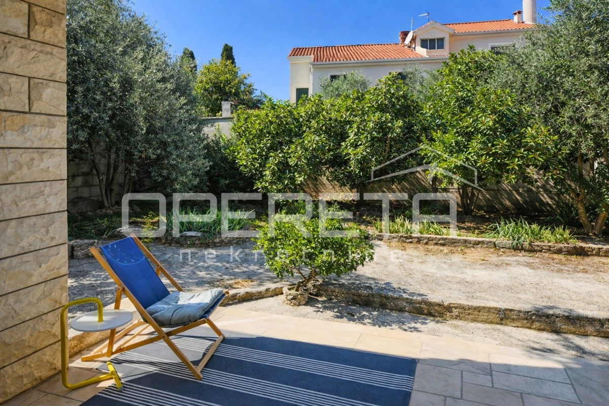 Supetar, casa 200 m2, 150 m dalla spiaggia, terreno 610 m2