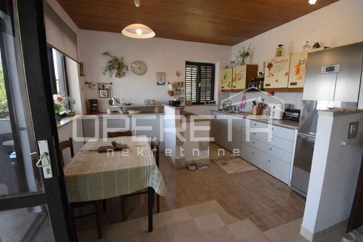 Supetar, casa 200 m2, 150 m dalla spiaggia, terreno 610 m2