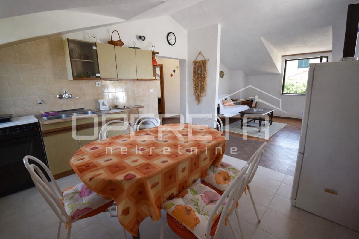 Supetar, casa 200 m2, 150 m dalla spiaggia, terreno 610 m2