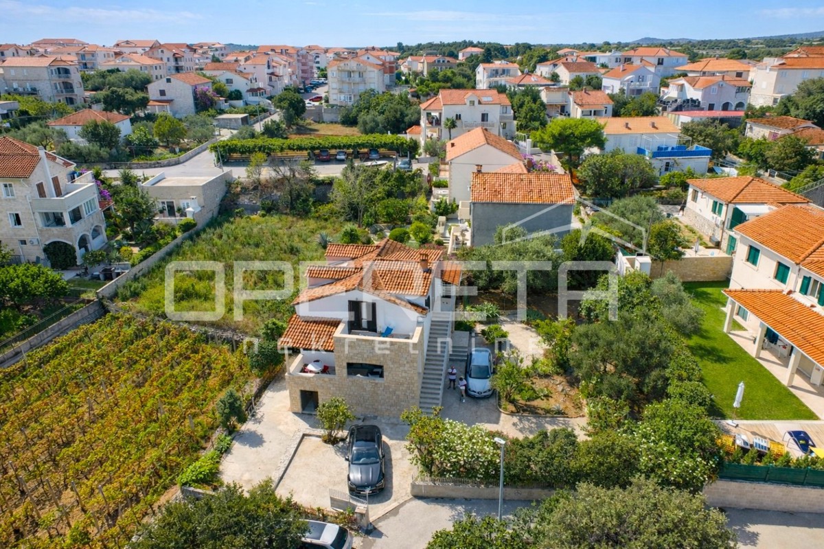 Supetar, casa 200 m2, 150 m dalla spiaggia, terreno 610 m2