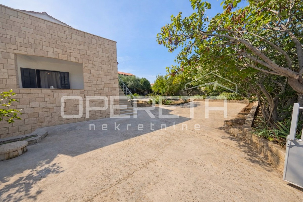 Supetar, casa 200 m2, 150 m dalla spiaggia, terreno 610 m2