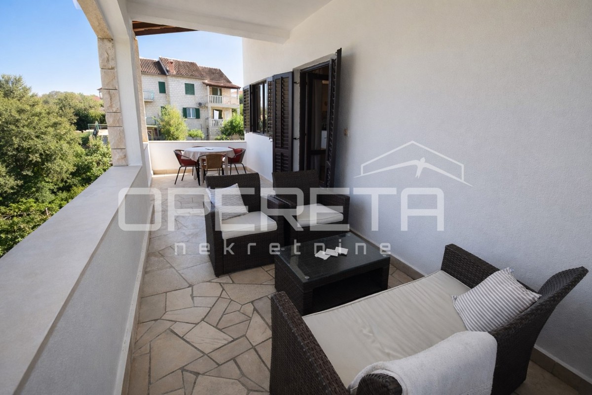 Supetar, casa 200 m2, 150 m dalla spiaggia, terreno 610 m2