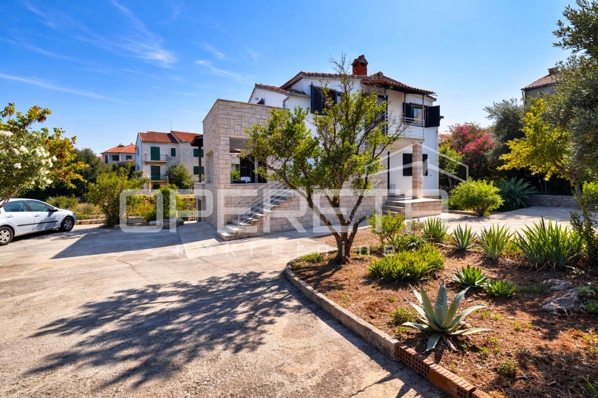 Supetar, casa 200 m2, 150 m dalla spiaggia, terreno 610 m2