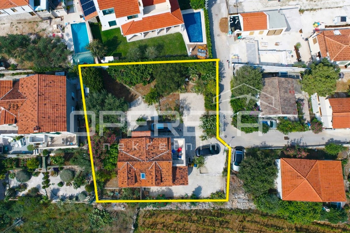 Supetar, casa 200 m2, 150 m dalla spiaggia, terreno 610 m2