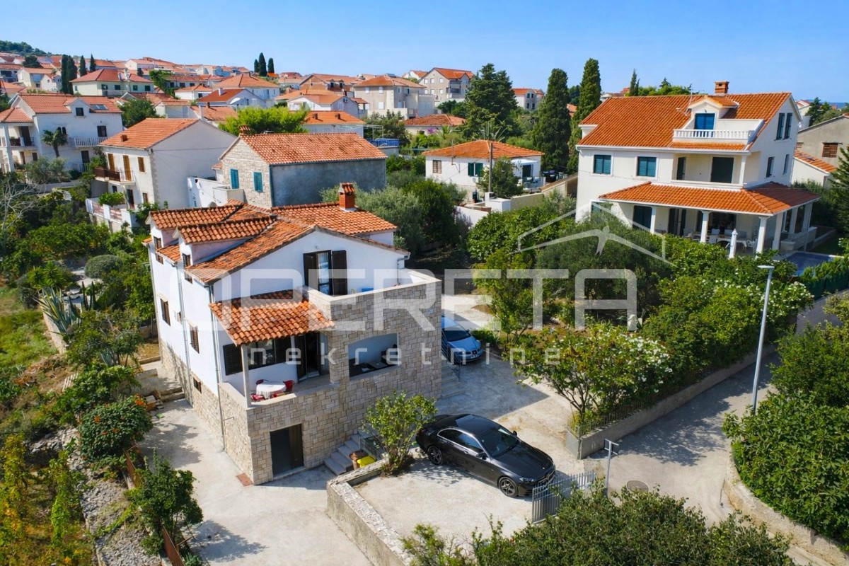 Supetar, casa 200 m2, 150 m dalla spiaggia, terreno 610 m2