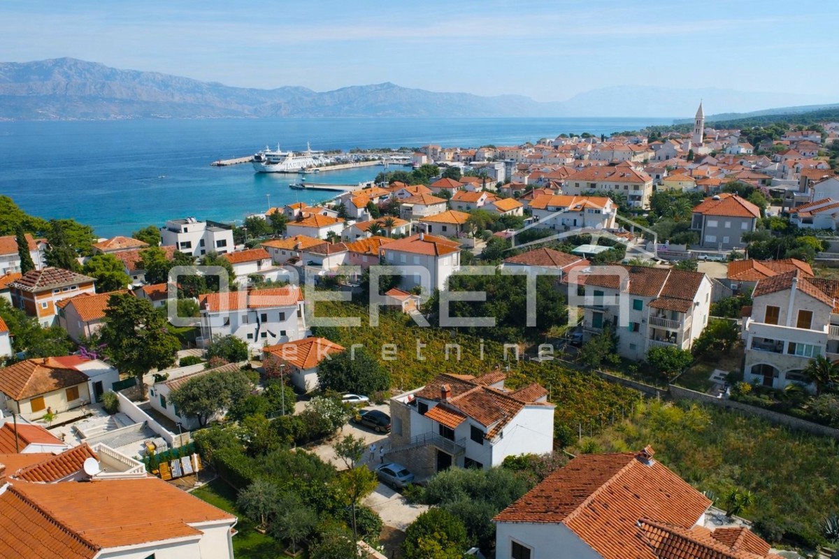 Supetar, casa 200 m2, 150 m dalla spiaggia, terreno 610 m2