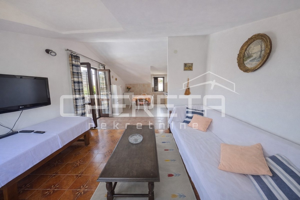 Supetar, casa 200 m2, 150 m dalla spiaggia, terreno 610 m2