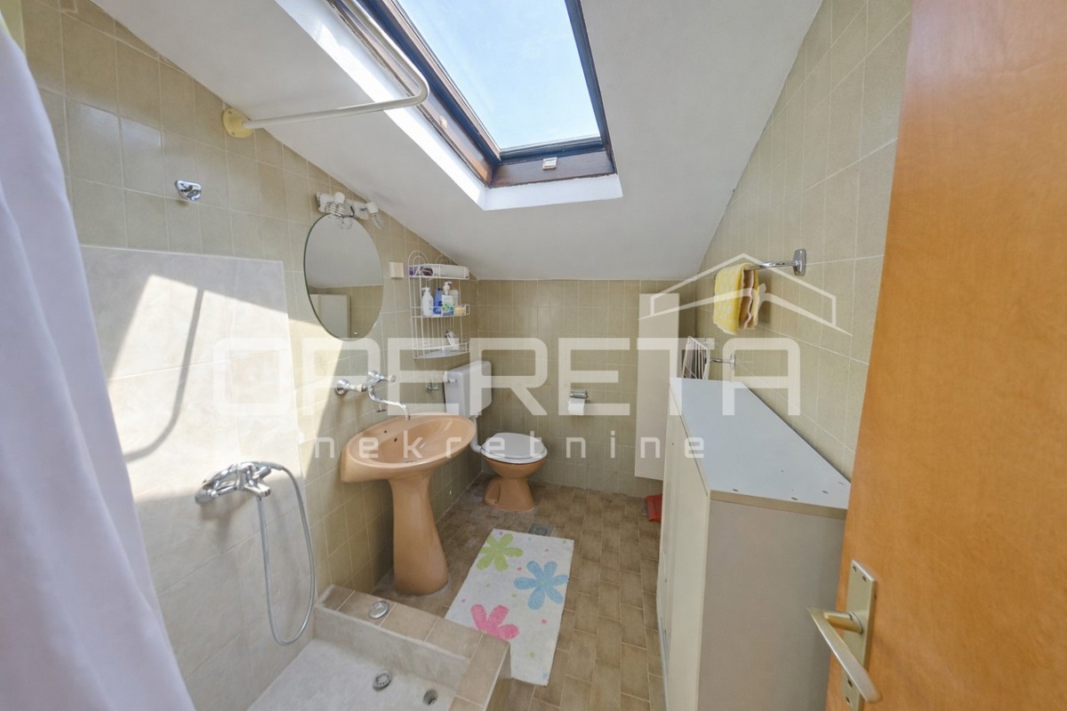 Supetar, casa 200 m2, 150 m dalla spiaggia, terreno 610 m2