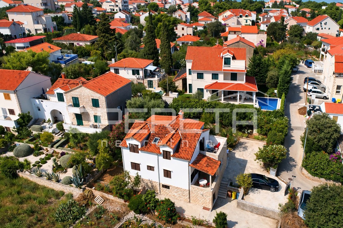 Supetar, casa 200 m2, 150 m dalla spiaggia, terreno 610 m2