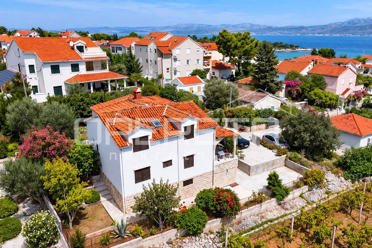 Supetar, casa 200 m2, 150 m dalla spiaggia, terreno 610 m2