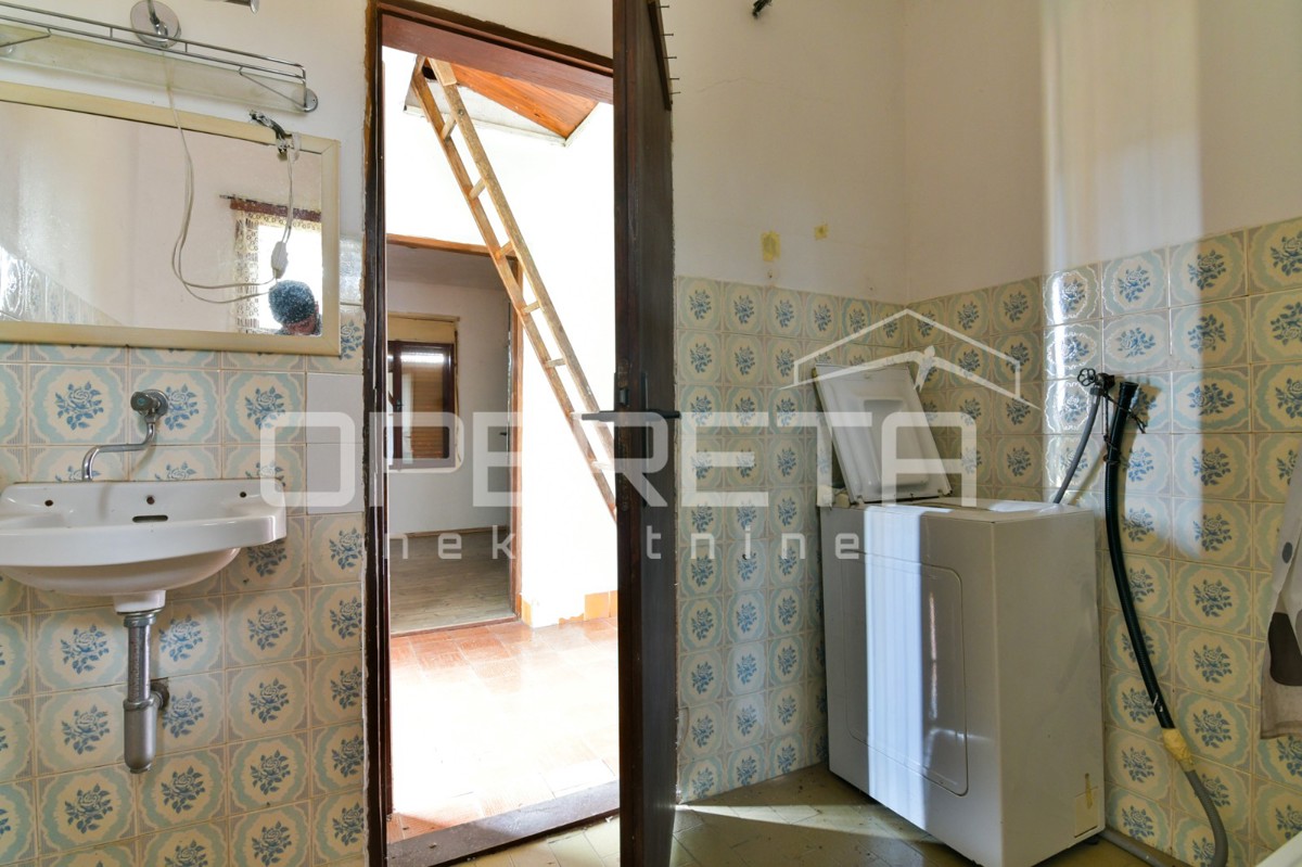 Casa da ristrutturare con grande potenziale in un ambiente idilliaco