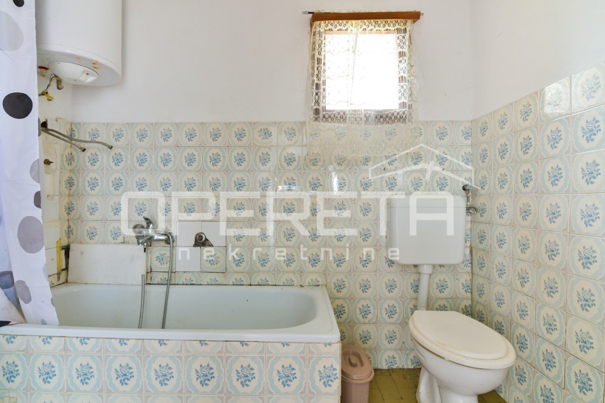 Casa da ristrutturare con grande potenziale in un ambiente idilliaco