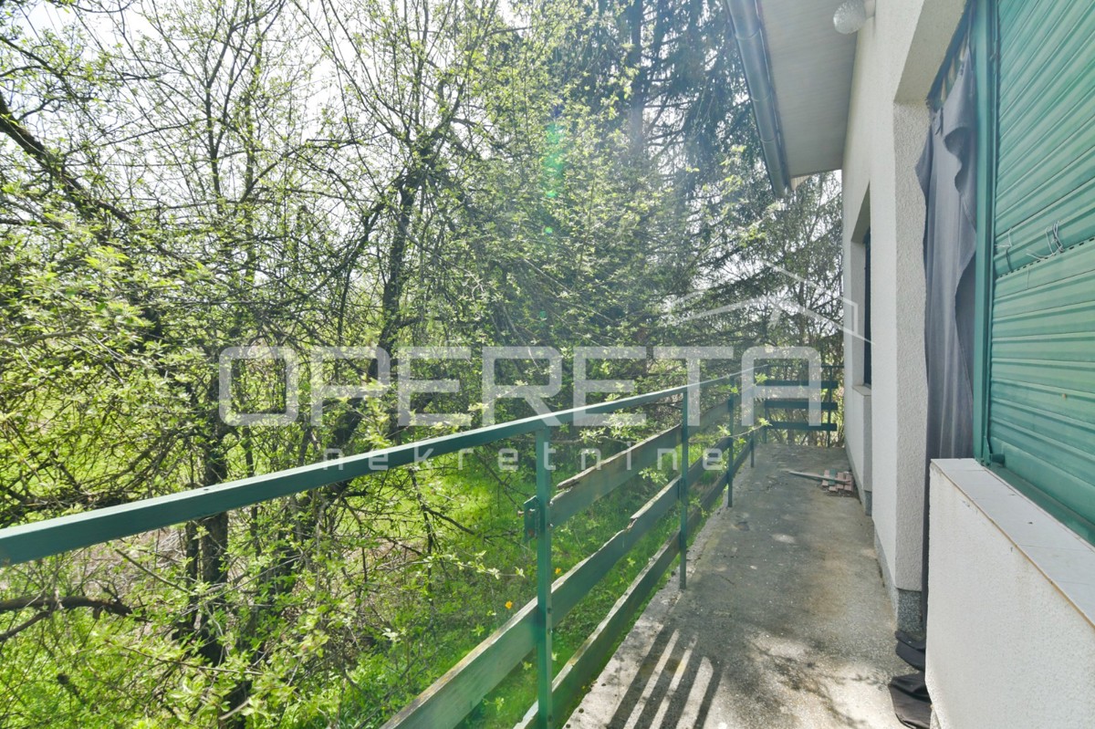 Casa da ristrutturare con grande potenziale in un ambiente idilliaco