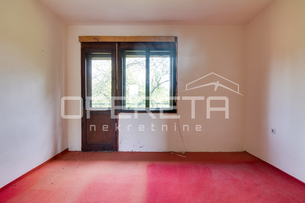 Casa da ristrutturare con grande potenziale in un ambiente idilliaco