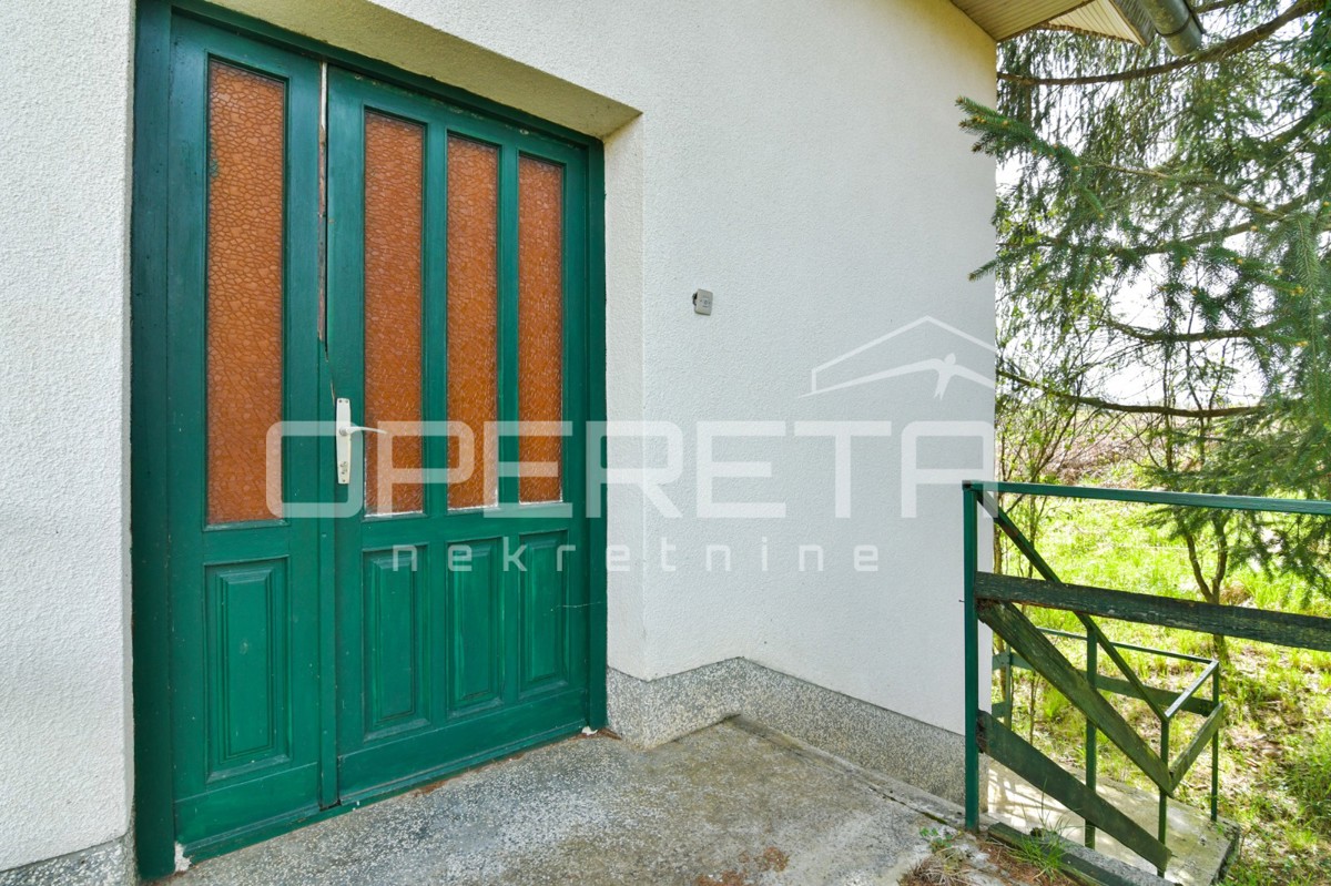 Casa da ristrutturare con grande potenziale in un ambiente idilliaco