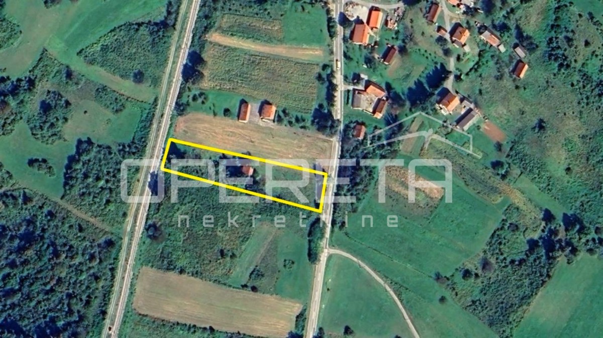 Casa da ristrutturare con grande potenziale in un ambiente idilliaco