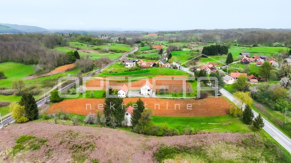 Casa da ristrutturare con grande potenziale in un ambiente idilliaco