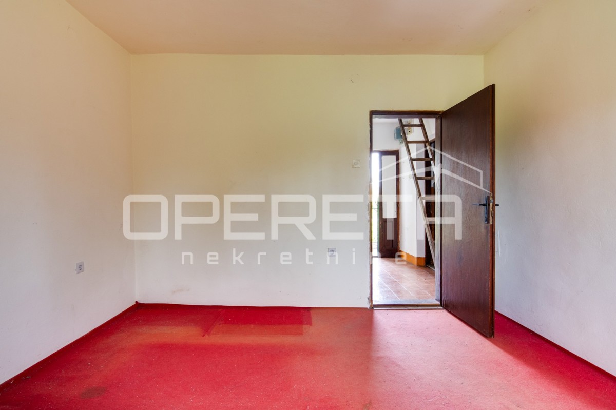 Casa da ristrutturare con grande potenziale in un ambiente idilliaco