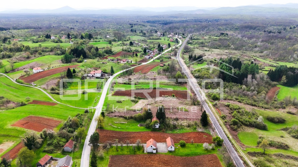 Casa da ristrutturare con grande potenziale in un ambiente idilliaco