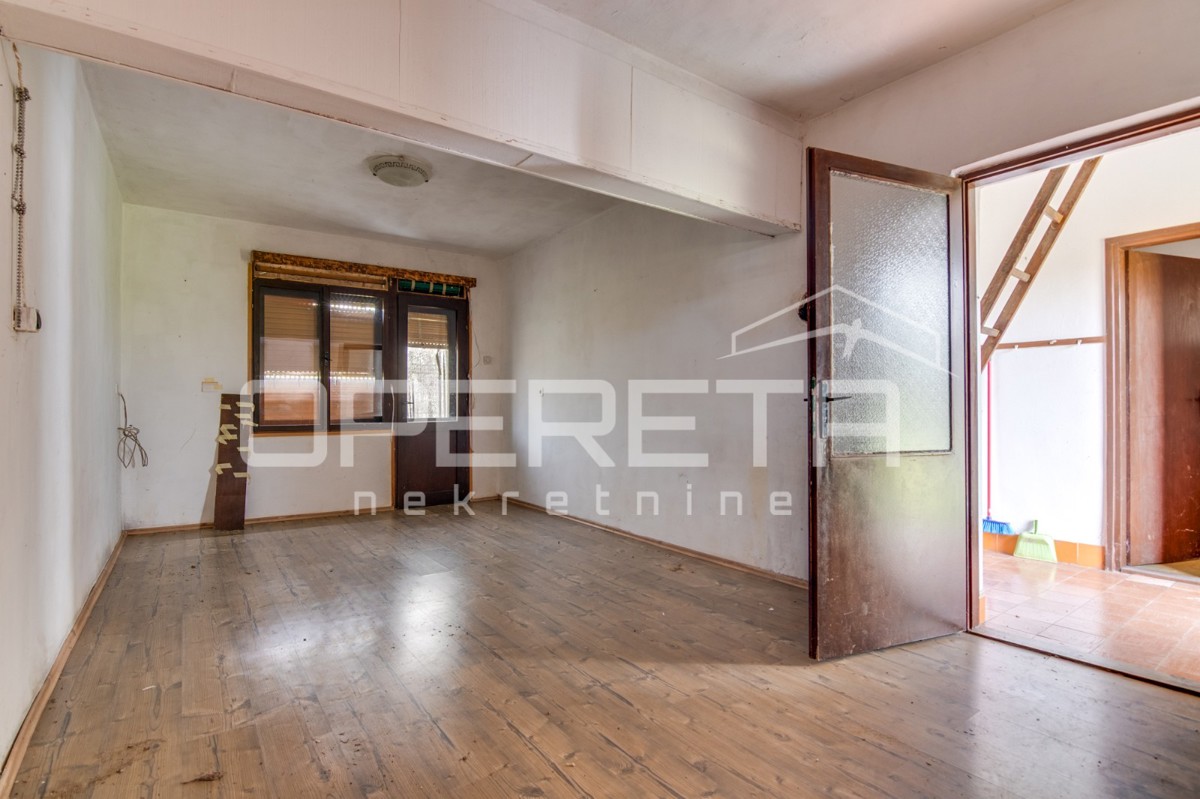 Casa da ristrutturare con grande potenziale in un ambiente idilliaco