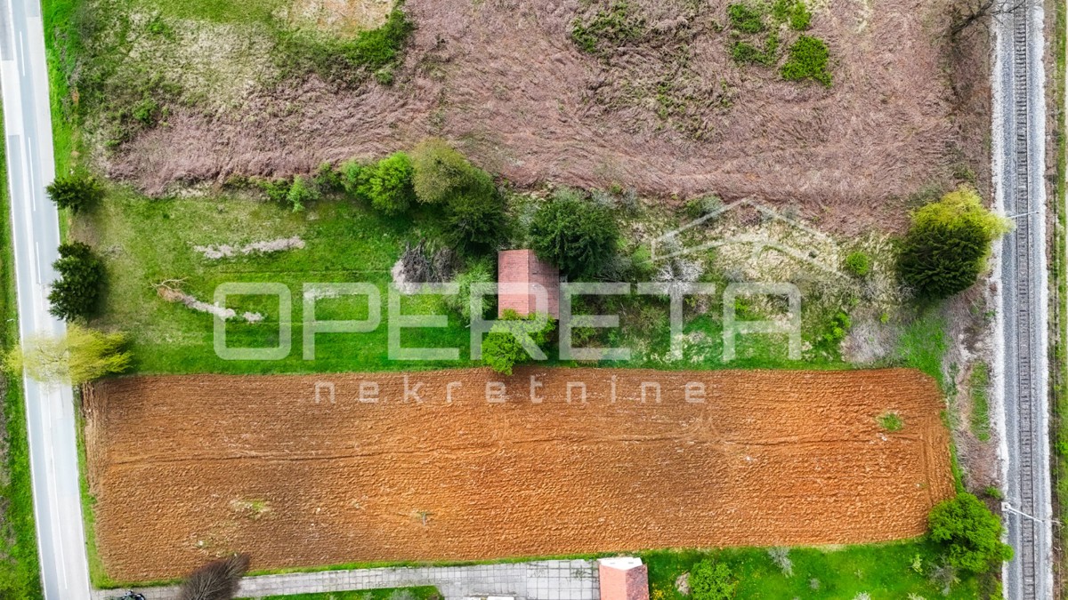 Casa da ristrutturare con grande potenziale in un ambiente idilliaco