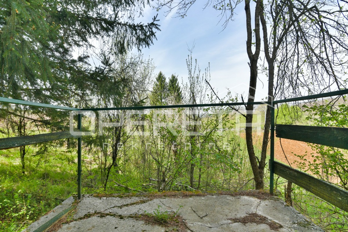 Casa da ristrutturare con grande potenziale in un ambiente idilliaco