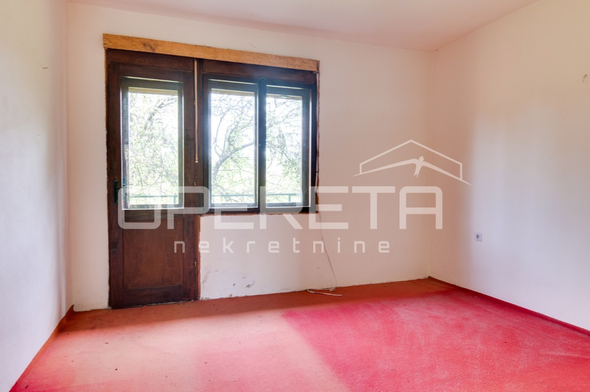 Casa da ristrutturare con grande potenziale in un ambiente idilliaco