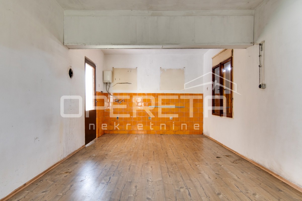 Casa da ristrutturare con grande potenziale in un ambiente idilliaco