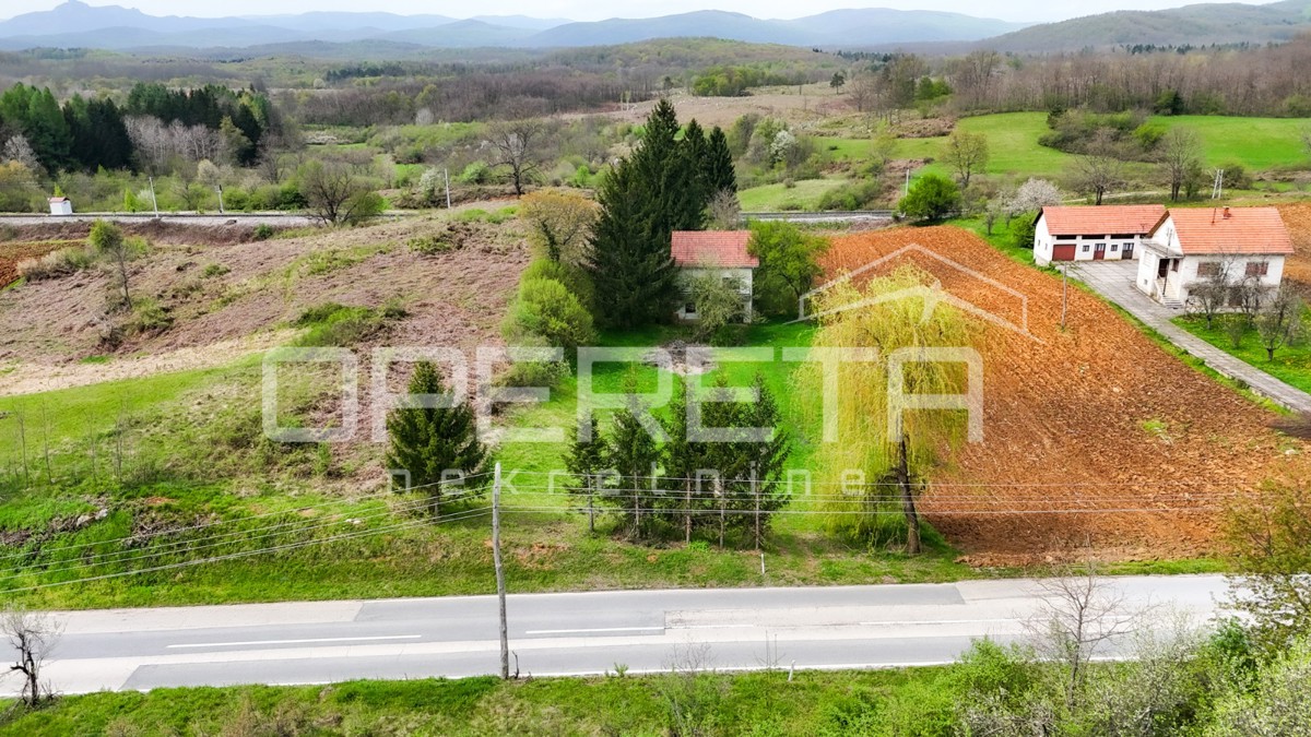 Casa da ristrutturare con grande potenziale in un ambiente idilliaco