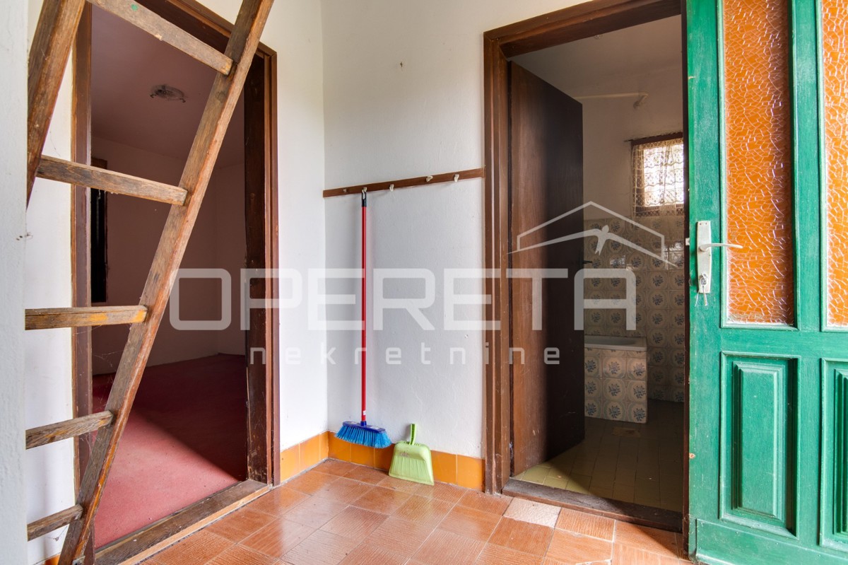 Casa da ristrutturare con grande potenziale in un ambiente idilliaco