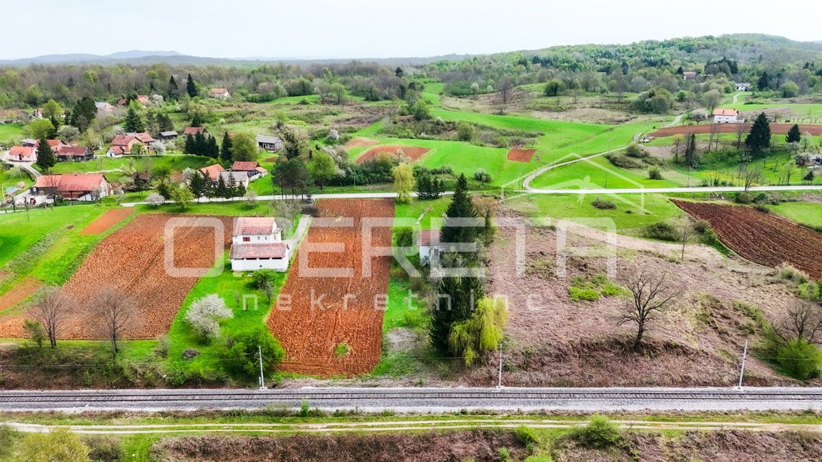 Casa da ristrutturare con grande potenziale in un ambiente idilliaco