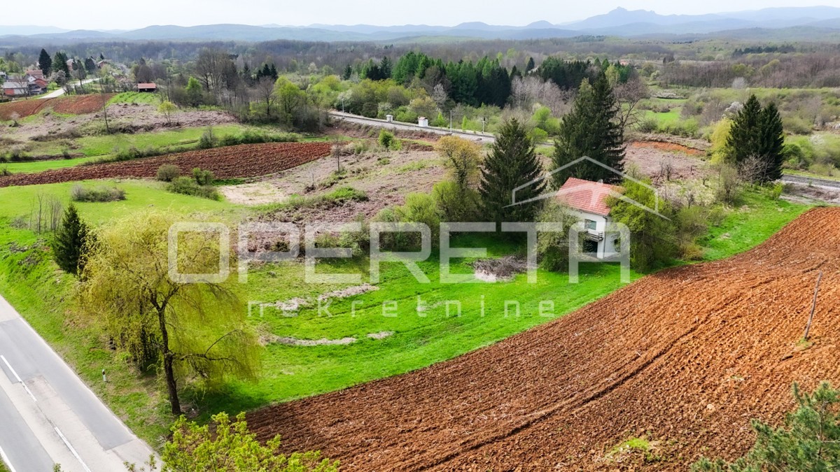 Casa da ristrutturare con grande potenziale in un ambiente idilliaco