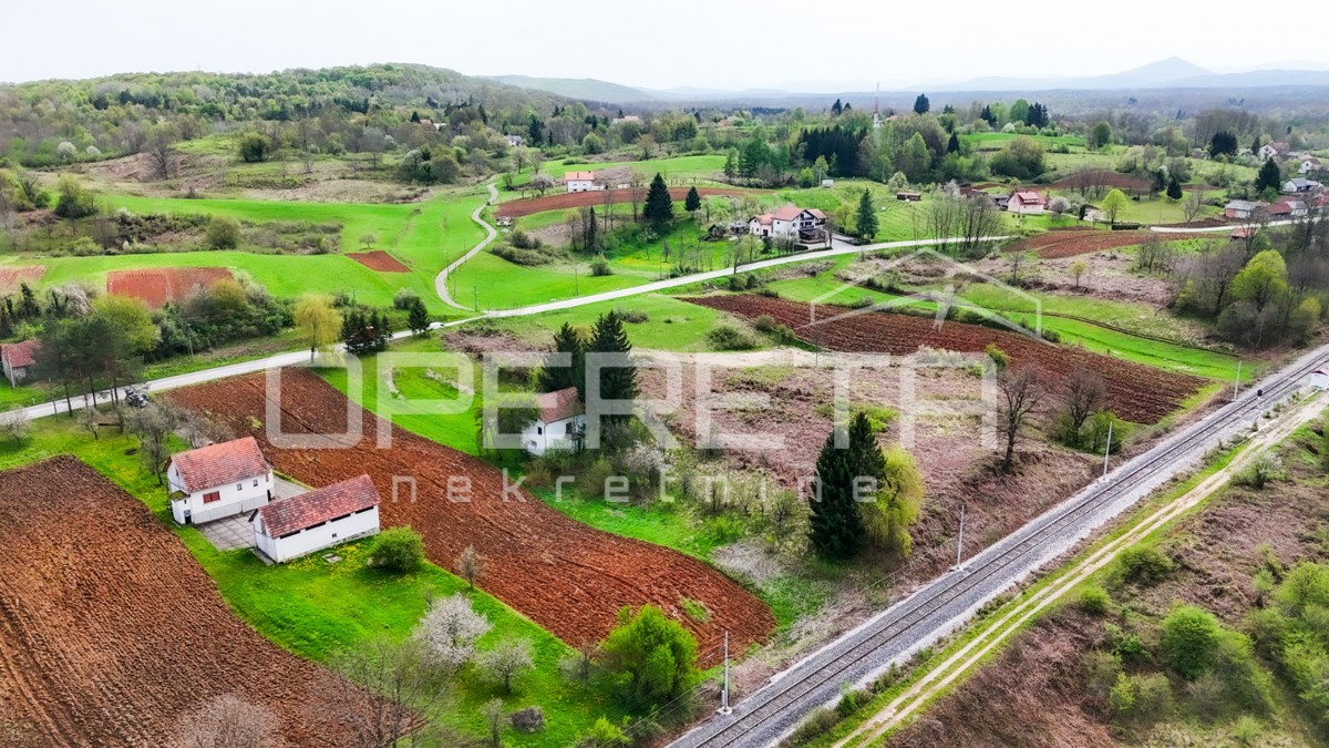 Casa da ristrutturare con grande potenziale in un ambiente idilliaco