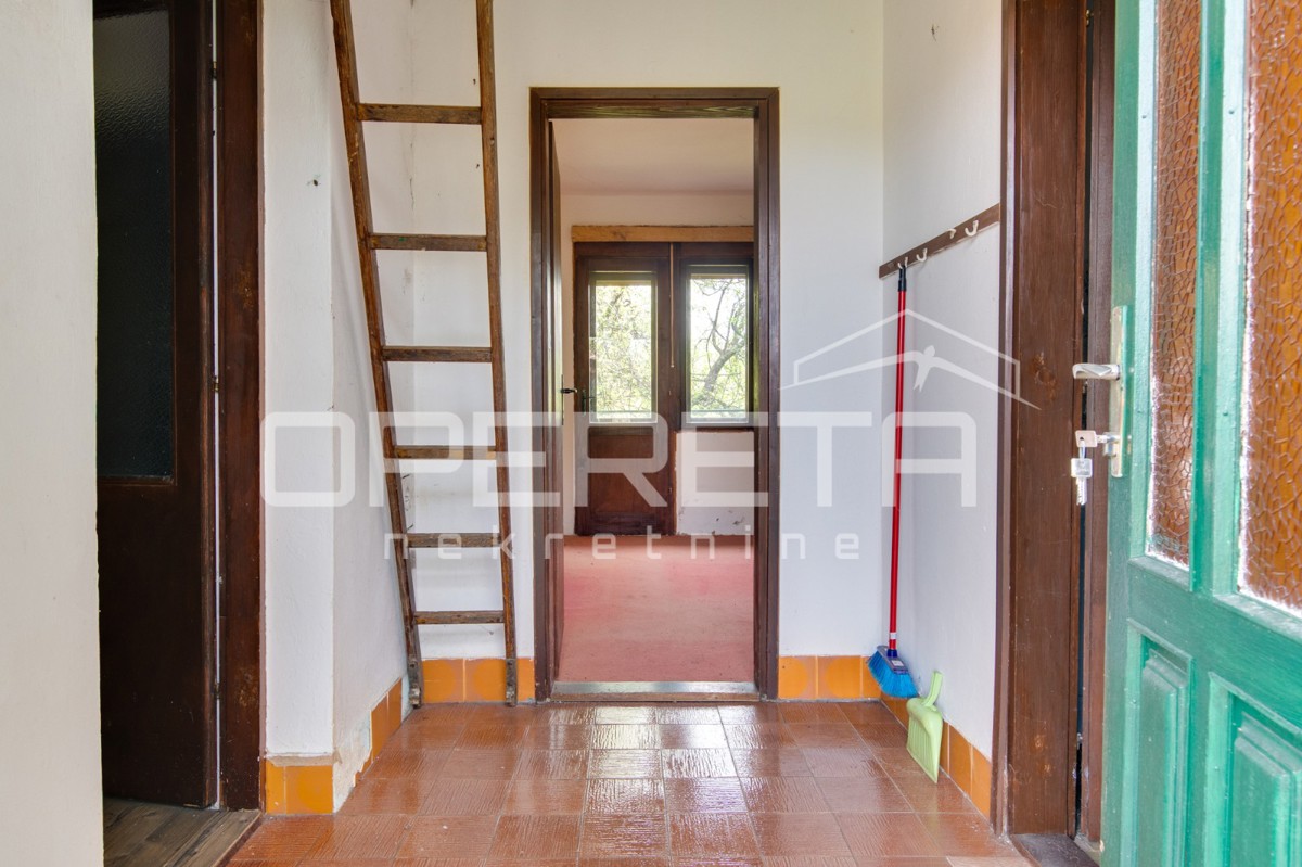 Casa da ristrutturare con grande potenziale in un ambiente idilliaco