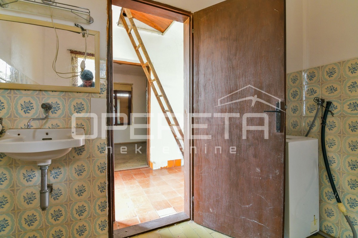 Casa da ristrutturare con grande potenziale in un ambiente idilliaco