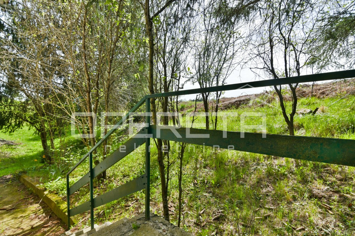 Casa da ristrutturare con grande potenziale in un ambiente idilliaco