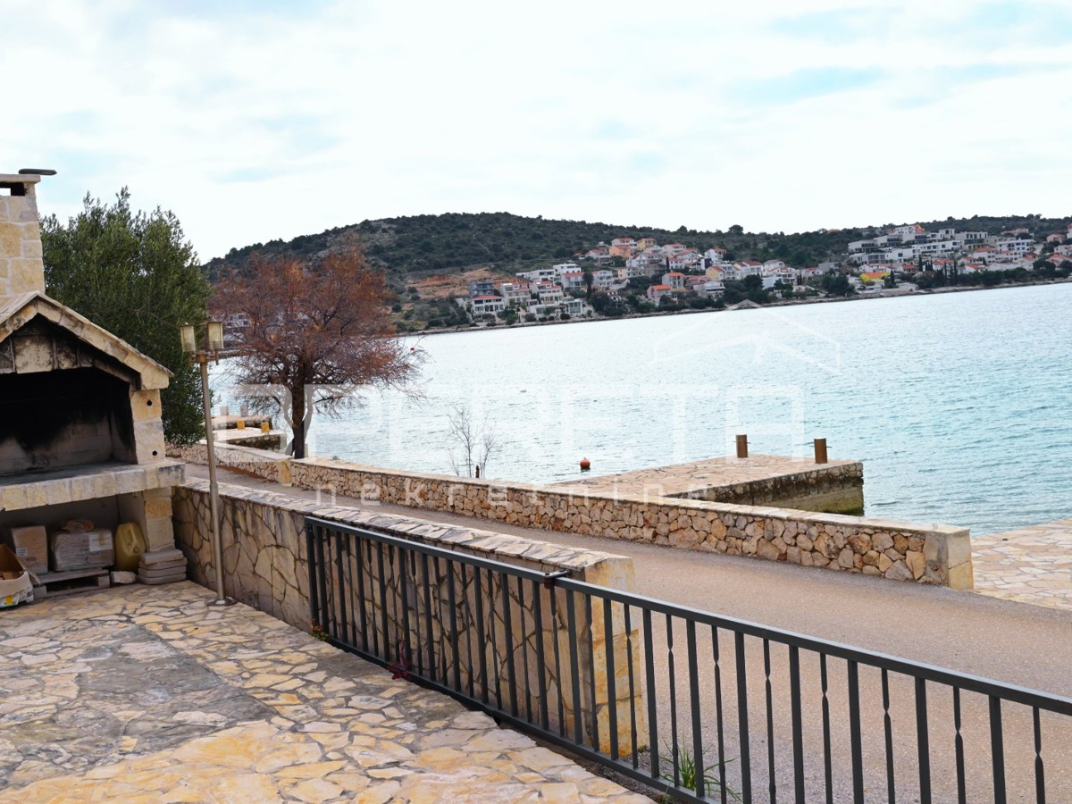 Primo fila sul mare, casa con 4 appartamenti, Zatoglav