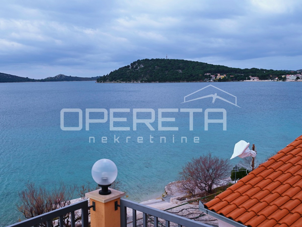 Primo fila sul mare, casa con 4 appartamenti, Zatoglav