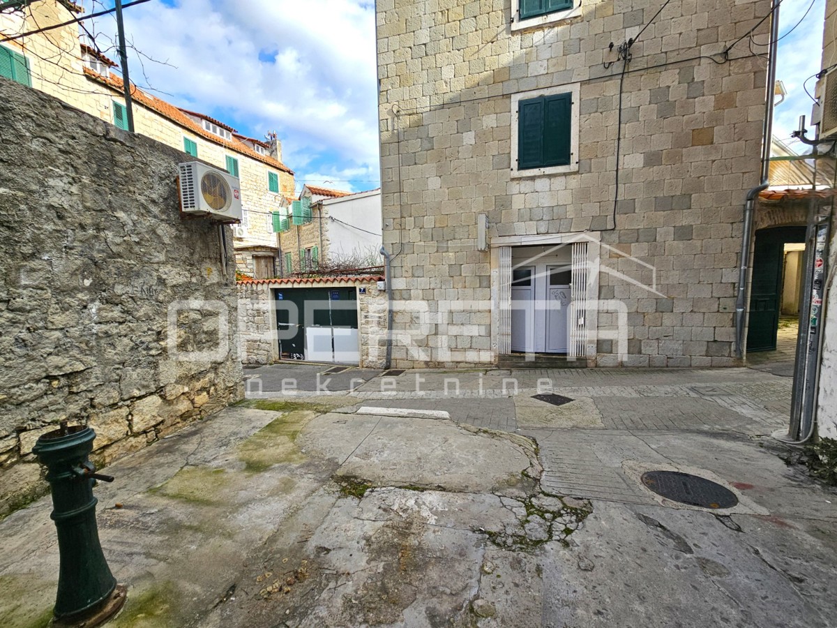 Vela Varoš, centro di Spalato, locale commerciale con potenziale turistico