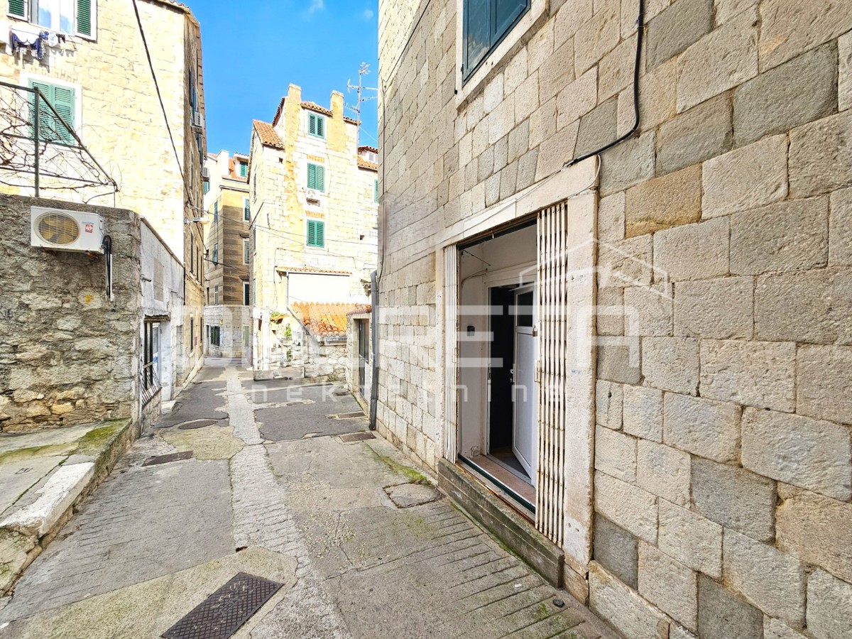 Vela Varoš, centro di Spalato, locale commerciale con potenziale turistico