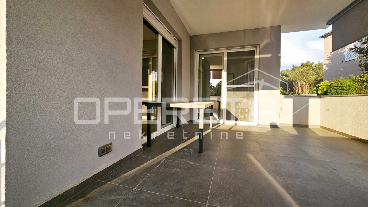 Bibinje, ottimo appartamento con terrazza coperta