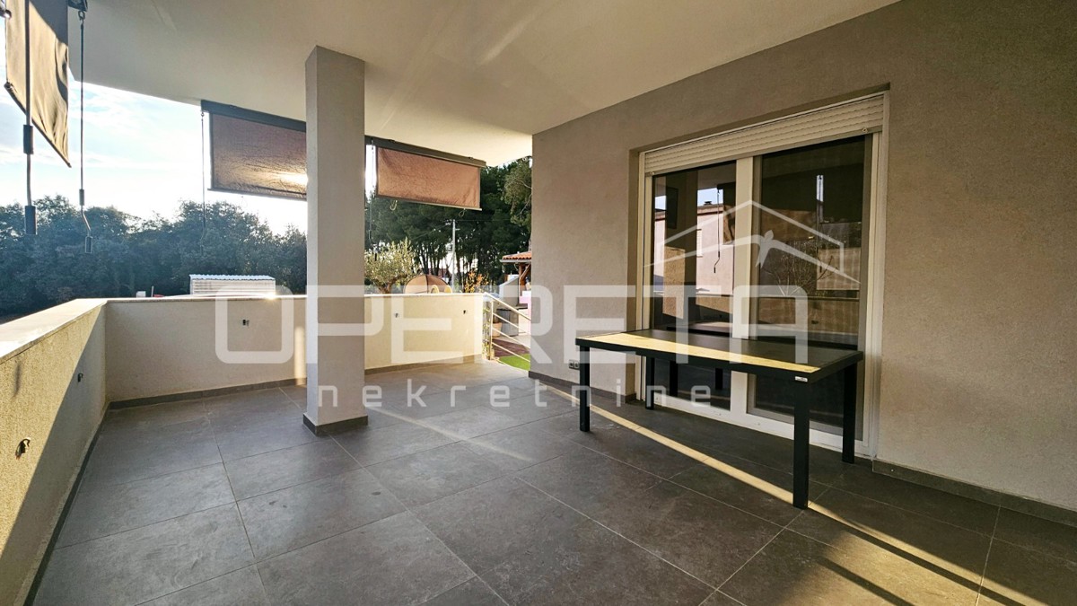 Bibinje, ottimo appartamento con terrazza coperta