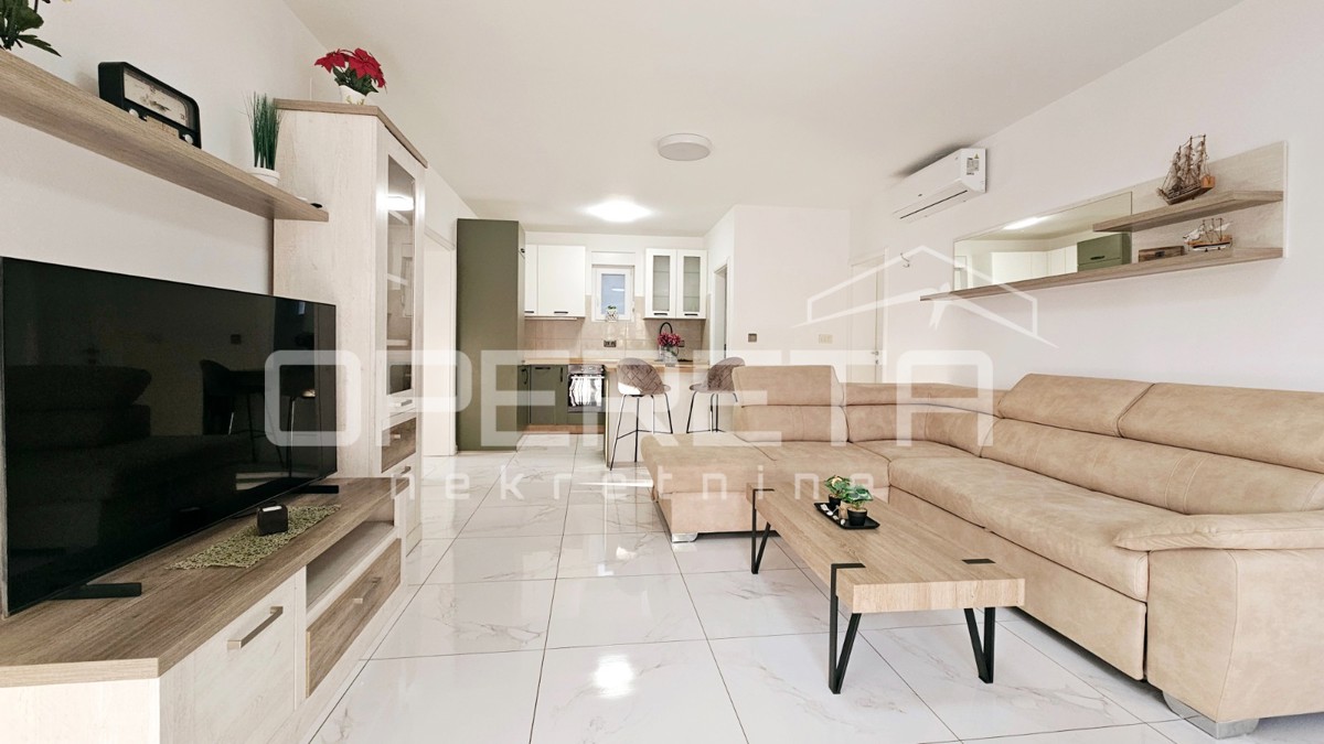 Bibinje, ottimo appartamento con terrazza coperta