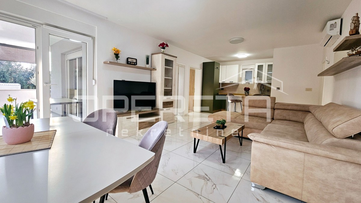 Bibinje, ottimo appartamento con terrazza coperta