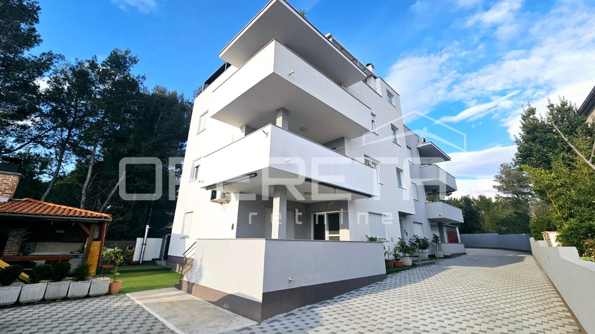 Bibinje, ottimo appartamento con terrazza coperta